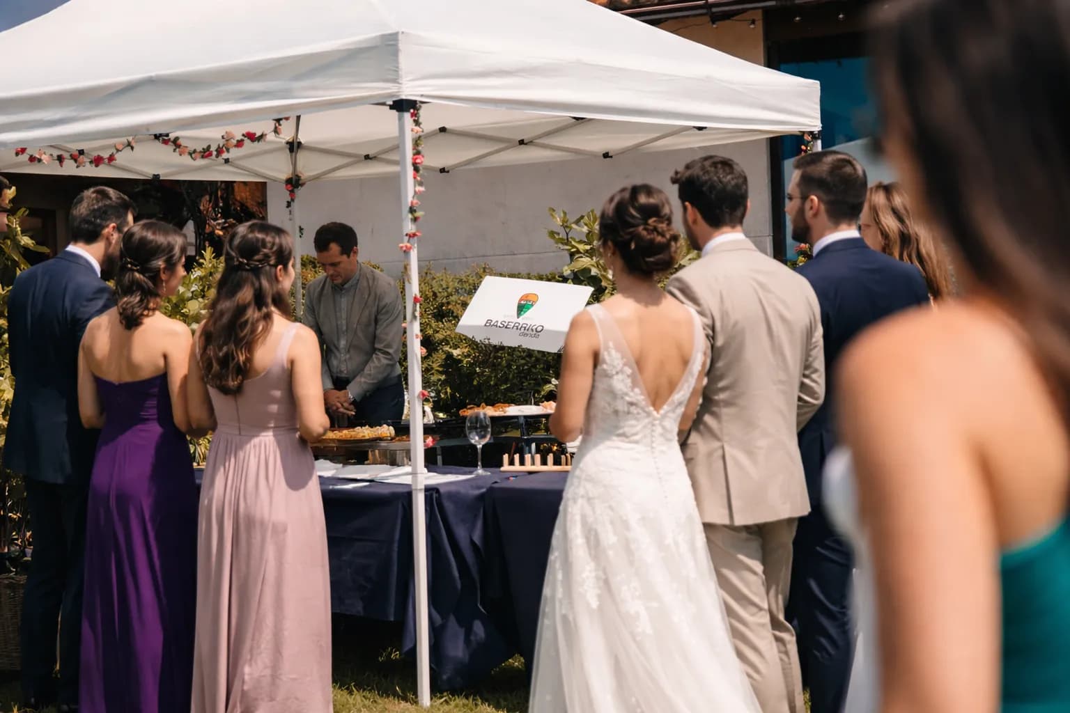 Invitados de una boda disfrutando de talos en la recena