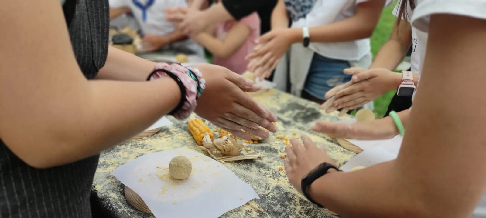 Grupo aprendiendo a hacer talos en un taller