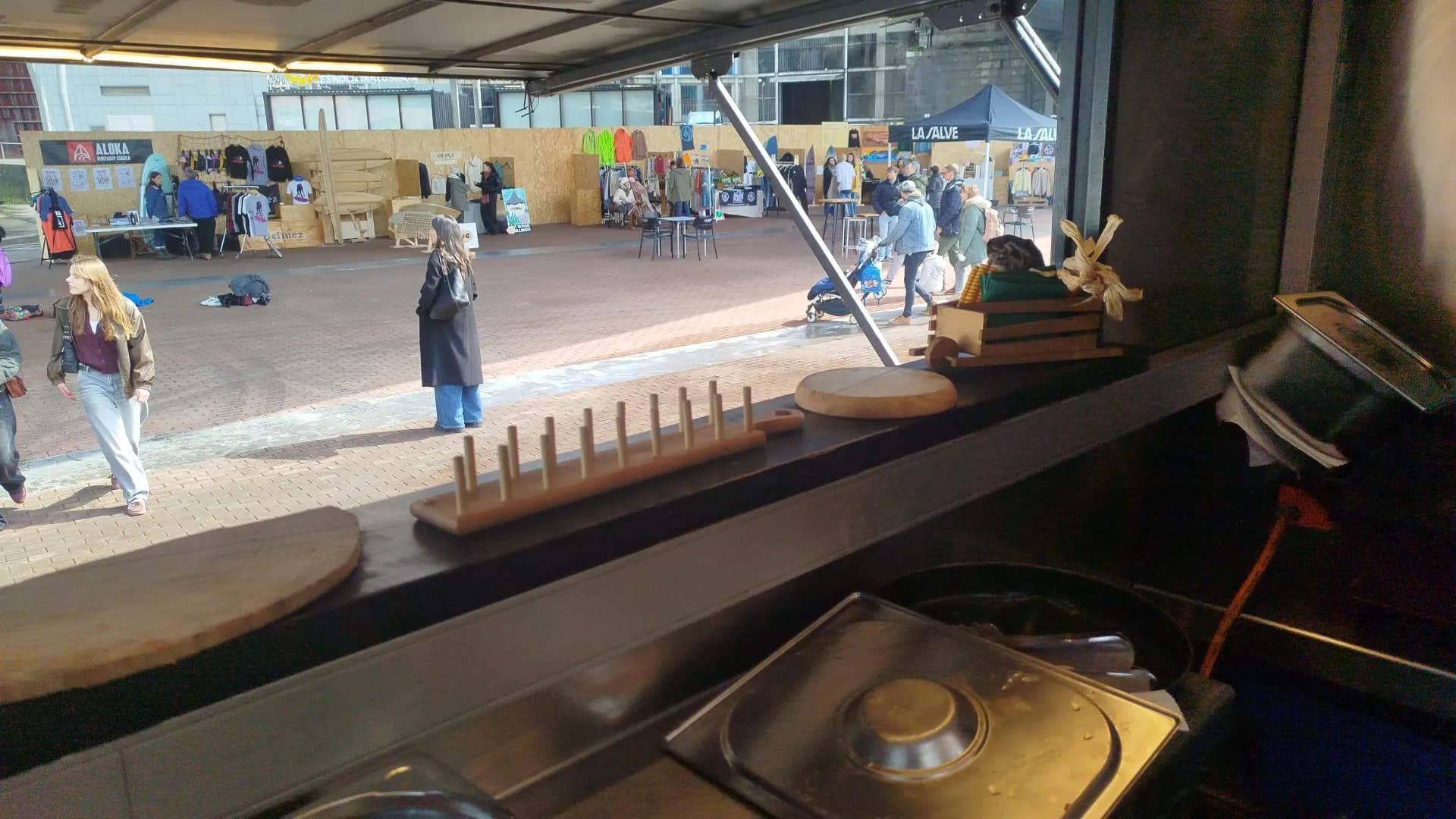 Feria agrícola con puestos de producto local y talos